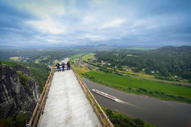 Bilder des Jahres 2022, News 07 Juli News Themen der Woche KW27 News Bilder des Tages Fototermin neuer Aussichtssteg Bastei Mit der Errichtung des neuen Aussichtssteges wird die berühmte Basteiaussicht als touristisches Aushängeschild Sachsens wiederhergestellt und bleibt auch künftigen Generationen erhalten. Die Arbeiten verlaufen bisher nach Plan. Die Betonagen des Aussichtssteges sind abgeschlossen. Mittlerweile wurde der Steg ausgeschalt und die Form ist nun erkennbar. Die Maßnahme war notwendig geworden, weil das Felsmassiv durch natürliche Erosion die notwendige Tragfähigkeit und Sicherheit für die jährlich 1,4 Millionen Besucher nicht mehr gewährleisten konnte. Lohmen Sachsen GERMANY *** Photo opportunity new observation deck Bastei With the construction of the new observation deck, the famous Basteiaus
