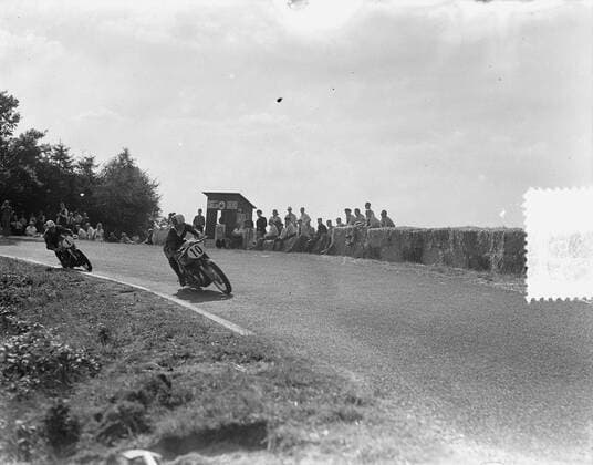 Anefo photo collection. TT Assen 1952. 500 cc class. Umberto Masetti (Gilera, No. 10, winner) behind Geoff Duke (Norton, no. 1),. June 27, 1952. Assen Copyright: xpiemagsx pienatarchpart1270921-12898 !ACHTUNG AUFNAHMEDATUM GESCHÄTZT!