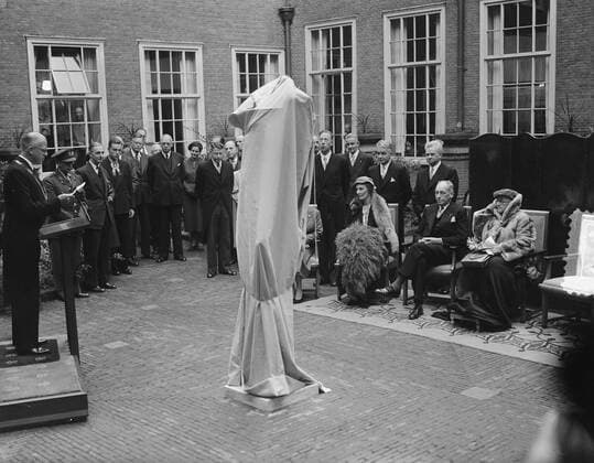 Anefo photo collection. Unveiling on Stadhuisplein to lead by Princess Wilhelmina of the statue, manufactured by the Amsterdam sculptor Starreveld, a gift from Princess Juliana leading to the city. Speech by mayor Jhr. Mr. F.H. Van Kinschot. September 27, 1954. Leiden, South Holland Copyright: xpiemagsx pienatarchpart1270921-19003 !ACHTUNG AUFNAHMEDATUM GESCHÄTZT!