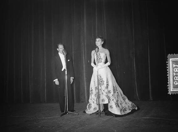 Anefo photo collection. Audrey Hepburn at Feest Evening Film Tuschinsky. November 2, 1954. Amsterdam, Noord-Holland Copyright: xpiemagsx pienatarchpart1270921-19324 !ACHTUNG AUFNAHMEDATUM GESCHÄTZT!