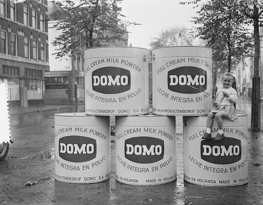 Anefo photo collection. Shooting Milk cans Domo , Vaz Dias. October 31, 1955 Copyright: xpiemagsx pienatarchpart1270921-20720 !ACHTUNG AUFNAHMEDATUM GESCHÄTZT!