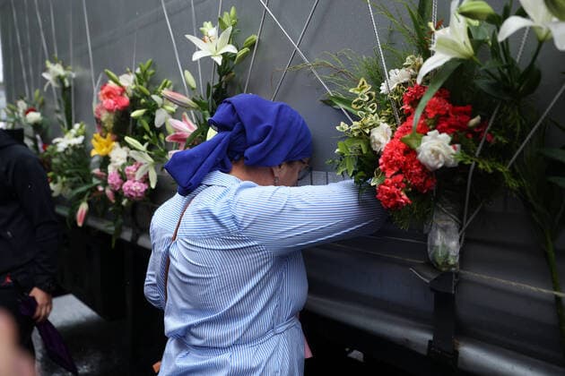 Bilder des Jahres 2022, News 07 Juli News Themen der Woche KW27 News Bilder des Tages Bosnia sends off 50 more Srebrenica genocide victims to final rest The remains of 50 more victims of the Srebrenica genocide were sent on Friday for burial in the village of Potocari three days later on the 27th anniversary of the 1995 genocide. Hundreds of people have arrived in the capital Sarajevo and the nearby town of Visoko to bid a final farewell to the recently identified victims.Every year on July 11, newly identified victims of the genocide are buried in a memorial cemetery in Potocari in the eastern part of the country.After passing by Vogosca, a Sarajevo suburb, a truck carrying the coffins draped with a large flag of Bosnia and Herzegovina stopped in front of the presidency near a memorial for children killed in the Bosnian War ArminxDurgut PIXSELL
