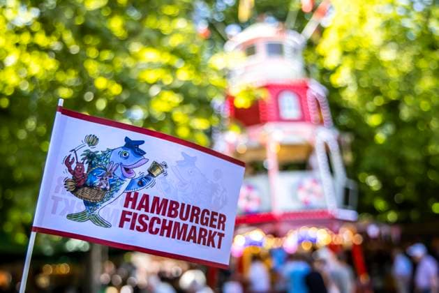 News Themen der Woche KW27 News Bilder des Tages 33. Hamburger Fischmarkt in Stuttgart Der Markt geht auf eine Vereinbarung zur Zusammenarbeit zwischen Stuttgart und Hamburg vor über 30 Jahren zurück. 08.07.2022: Deutschland, Baden-Württemberg, Stuttgart. *** 33 Hamburg fish market in Stuttgart The market dates back to a cooperation agreement between Stuttgart and Hamburg more than 30 years ago 08 07 2022 Germany, Baden Württemberg, Stuttgart