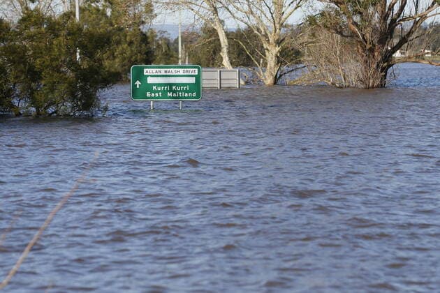 Bilder des Jahres 2022, News 07 Juli News Themen der Woche KW27 News Bilder des Tages FLOODING NSW CLEAN UP, Allan Walsh Drive under floodwaters in Maitland, Saturday, July 9, 2022. Clean-up work has begun in many soaked NSW regions, but 40,000 people remain under evacuation orders amid the danger of still-rising waters. ( NO ARCHIVING, EDITORIAL USE ONLY, NO USE IN BOOKS WITHOUT CONSENT MAITLAND NSW AUSTRALIA  Copyright: xDARRENxPATEMANx 20220709001677602735