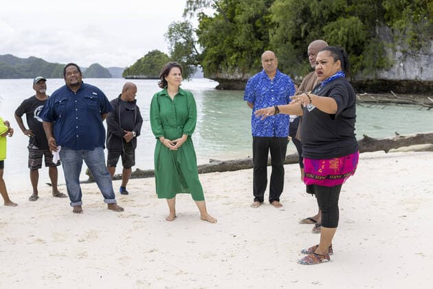 Bilder des Jahres 2022, News 07 Juli News Themen der Woche KW27 News Bilder des Tages Annalena Baerbock (Buendnis 90 Die Gruenen), Bundesaussenministerin, besucht den Inselsaat Palau. Hier auf der Insel Ngkesill ( Rock Island ) Rock Island Palau *** Annalena Baerbock Buendnis 90 Die Gruenen , German Foreign Minister, visits the island state of Palau Here on the island of Ngkesill Rock Island Palau Copyright: xThomasxImo photothek.netx