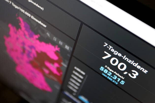 Inzidenz springt auf knapp ueber 700. Dashboard des RKI, die 7-Tage-Inzidenz liegt nun bei 700,3 7-Tage-Inzidenz, Dashboard des RKI auf einem Monitor am 09.07.2022 in Siegen Deutschland.