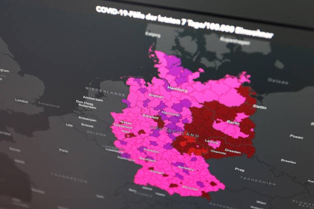 Inzidenz springt auf knapp ueber 700. Dashboard des RKI, die 7-Tage-Inzidenz liegt nun bei 700,3 7-Tage-Inzidenz, Dashboard des RKI auf einem Monitor am 09.07.2022 in Siegen Deutschland.