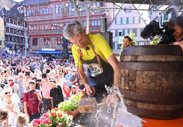 Bilder des Jahres 2022, News 07 Juli News Themen der Woche KW27 Tuebingen 08.07.2022 Oberbuergermeister Boris Palmer (Die Gruenen) in einer Bierschuertze und im Raddress beim Fassanstich zur Eroeffnung des Stadtfest 2022 auf dem Marktplatz *** Tuebingen 08 07 2022 Mayor Boris Palmer The Greens in a beer skirt and in cycling gear at the tapping of the barrel for the opening of the city festival 2022 on the marketplace ULMER