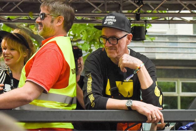 Entertainment Themen der Woche KW27 Entertainment Bilder des Tages 09.07.2022, xlakx, Entertaiment Musik, Rave the Planet emspor, v.l. Organisator Dr.Motte schaut entspannt vom Truck Berlin *** 09 07 2022, xlakx, Entertaiment music, Rave the Planet emspor, v l organizer Dr Motte looks relaxed from truck Berlin