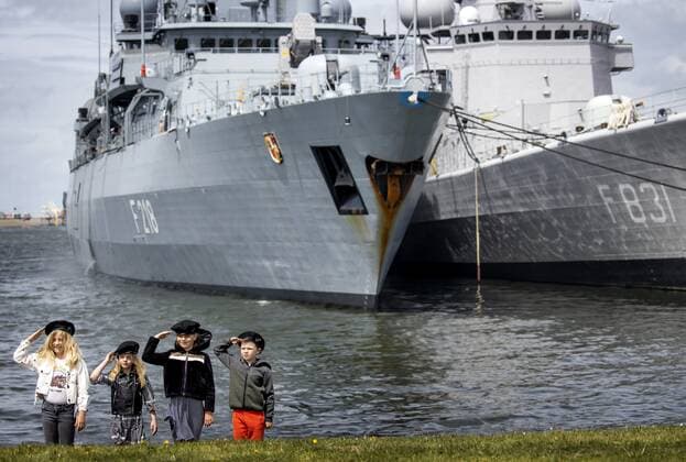News Themen der Woche KW27 News Bilder des Tages 2022-07-09 14:47:02 DEN HELDER - Visitors in the Marinehaven at the annual Marine Days. During these maritime days, visitors can get acquainted with the world of the Royal Navy. ANP KOEN VAN WEEL netherlands out - belgium out *** 2022 07 09 14 47 02 DEN HELDER Visitors in the Marinehaven at the annual Marine Days During these maritime days, visitors can get acquainted with the world of the Royal Navy ANP KOEN VAN WEEL netherlands out belgium out  Copyright: xx x451541609x originalFilename: 451541609.jpg