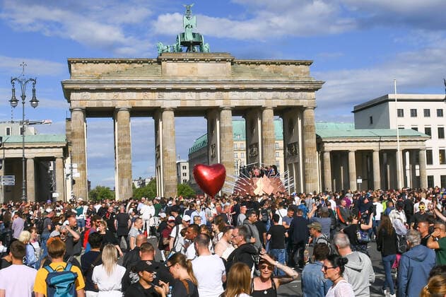 Entertainment Themen der Woche KW27 Entertainment Bilder des Tages 09.07.2022, xlakx, Entertaiment Musik, Rave the Planet emspor, v.l.Techno Fans vor dem Brandenburger Tor Berlin *** 09 07 2022, xlakx, entertaiment music, rave the planet emspor, v l techno fans in front of the brandenburg gate berlin