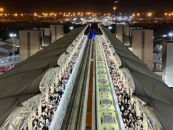 News Themen der Woche KW27 News Bilder des Tages (220709) -- MECCA, July 9, 2022 -- Photo taken on July 8, 2022 shows the pilgrims from all over the world waiting on the platform to board the light rail trains in Mecca, Saudi Arabia. (Photo by Han Xiaolin CRCC handout via Xinhua) SAUDI ARABIA-MECCA-PILGRIM TRANSPORT WangxHaizhou 