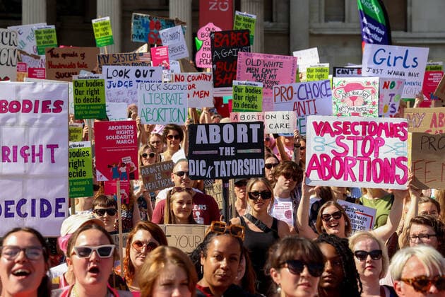 Bilder des Jahres 2022, News 07 Juli News Themen der Woche KW27 News Bilder des Tages . 09 07 2022. London, United Kingdom. Abortion Rights Solidarity March. Abortion Rights Solidarity March in support of women in the US from Trafalgar Square to the US Embassy in Vauxhall.  xMartynxWheatleyx xi-Imagesx IIM-23595-0001