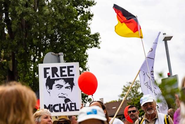 Free Michael - jetzt also auch international verständlich - fordert die Querdenker-Bewegung. Der Querdenken-Gründer Michael Ballweg sitzt seit mehr einer Woche im der Justizvollzugsanstalt Stuttgart-Stammheim. Der Vorwurf gegen den 47jährigen: Geldwäsche und Betrug. Seine Anhänger fordern seine sofortige Freilassung. 09.07.2022: Deutschland, Baden-Württemberg, Stuttgart. *** Free Michael now also internationally understandable demands the transverse thinker movement The transverse thinking founder Michael Ballweg sits for more one week in the correctional facility Stuttgart Stammheim The reproach against the 47jhrige money laundering and fraud Its supporters demand its immediate release 09 07 2022 Germany, Baden-Wuerttem