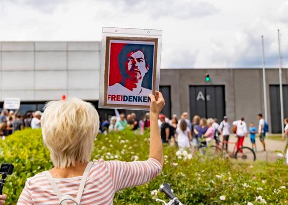 Free Michael - jetzt also auch international verständlich - fordert die Querdenker-Bewegung. Der Querdenken-Gründer Michael Ballweg sitzt seit mehr einer Woche im der Justizvollzugsanstalt Stuttgart-Stammheim. Der Vorwurf gegen den 47jährigen: Geldwäsche und Betrug. Seine Anhänger fordern seine sofortige Freilassung. 09.07.2022: Deutschland, Baden-Württemberg, Stuttgart. *** Free Michael now also internationally understandable demands the transverse thinker movement The transverse thinking founder Michael Ballweg sits for more one week in the correctional facility Stuttgart Stammheim The reproach against the 47jhrige money laundering and fraud Its supporters demand its immediate release 09 07 2022 Germany, Baden-Wuerttem