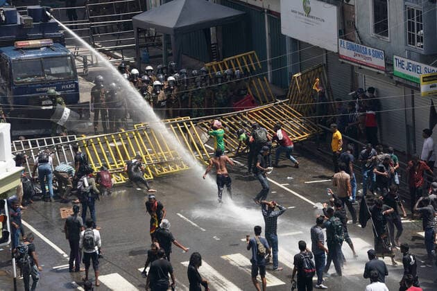 Bilder des Jahres 2022, News 07 Juli News Themen der Woche KW27 Anti-Government Protest In Sri Lanka Security forces fire tear gas to disperse an anti government protest rally outside the presidents official residence, on july 09, 2022, in Colombo Sri Lanka Colombo Sri Lanka  Copyright: xThilinaxKaluthotagex originalFilename: kaluthotage-notitle220709_npjHl.jpg
