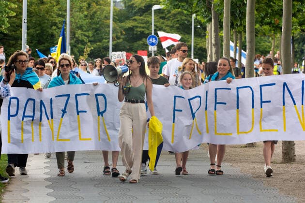 Bilder des Jahres 2022, News 07 Juli News Themen der Woche KW27 News Bilder des Tages Ukrainians March For Pleading More Weapons In Düsseldorf a hundred Ukrainian gather in front of state Parlament and march for pleading more weapons amid Russian shelling intensified in Duesseldorf, Germany on July 9, 2022 Düsseldorf Germany  Copyright: xYingxTangx originalFilename: tang-notitle220709_npddE.jpg