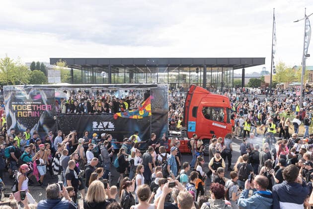Bilder des Jahres 2022, News 07 Juli News Themen der Woche KW27 News Bilder des Tages 09.07.2022,Berlin,Deutschland,GER,Rave The Planet Parade.Neue Nationalgalerie *** 09 07 2022,Berlin,Germany,GER,Rave The Planet Parade Neue Nationalgalerie