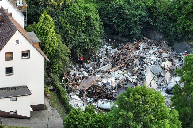 News Themen der Woche KW27 08.07.2022 , Hemer , Gasexplosion in einem Mehrfamilienhaus in Hemer im Sauerland , 6 Personen werden verletzt , 3 davon lebensgefährlich , eine Frau verstirbt in den Trümmern. Luftbild der Einsatzstelle am Freitagabend , etwa 2 Stunden nach der Explosion. *** 08 07 2022 , Hemer , gas explosion in an apartment building in Hemer in the Sauerland , 6 people are injured , 3 of them life-threatening , a woman dies in the rubble aerial view of the scene on Friday evening , about 2 hours after the explosion