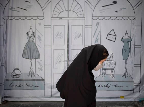 Bilder des Jahres 2022, News 07 Juli News Themen der Woche KW27 Iran, Tehran, Dressing Code An Iranian woman walks past a shop window covered with a banner in northern Tehran on July 9, 2022. Iranian President Ebrahim Raisi called in a meeting with officials on Wednesday lack of compliance with hijab rules promotion of corruption in an Islamic country such as Iran. Tehran Tehran Iran  Copyright: xMortezaxNikoubazlx originalFilename: nikoubazl-irantehr220709_npWX8.jpg