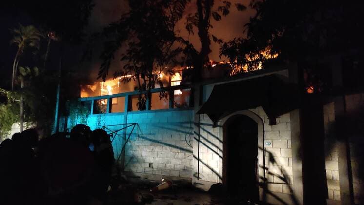 Bilder des Jahres 2022, News 07 Juli News Themen der Woche KW27 Sri Lankan Prime Minister s Private Residence Is Set On Fire Sri Lankan prime minister Ranil Wickremesinghe s private house is set on fire at Colombo, Sri Lanka. 9 July 2022. Colombo Sri Lanka  Copyright: xTharakaxBasnayakax originalFilename: basnayaka-notitle220709_npIWR.jpg