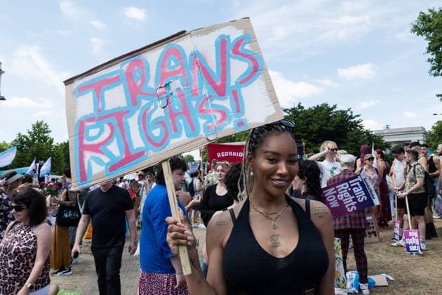 Berühmte Feministinnen, Munroe Bergdorf Trans Pride Protest In London LONDON, UNITED KINGDOM - JULY 09, 2022: Transgender activist Munroe Bergdorf takes part in the fourth Trans Pride protest march for equality on July 09, 2022 in London, England. Protesters demonstrate against the exclusion of trangender people from conversion therapy ban, call for abolition of the equalities watchdog Equalities and Human Rights Commission (EHRC) after a series of damaging interventions on trans rights, and show solidarity with Texan parents of trans children after the governor Greg Abbott compared gender-affirming healthcare to child abuse. London Greater London United Kingdom  Copyright: xWIktorxSzymanowiczx originalFilename: szymanowicz-transpri220709_np8f2.jpg