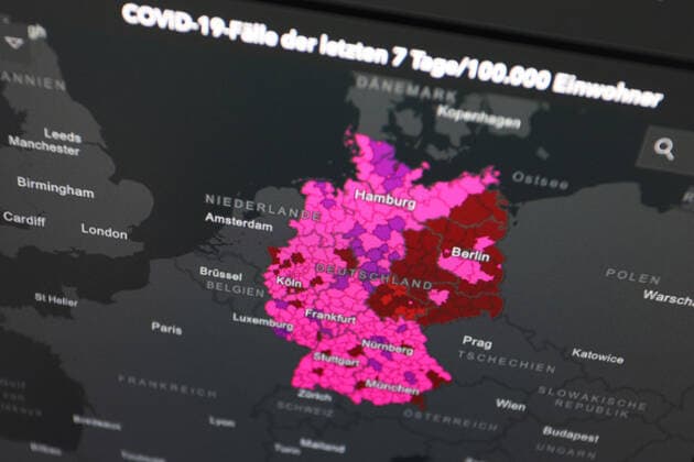 Dashboard des RKI, die 7-Tage-Inzidenz liegt nun bei 672,9 7-Tage-Inzidenz, Dashboard des RKI auf einem Monitor am 10.07.2022 in Siegen Deutschland.