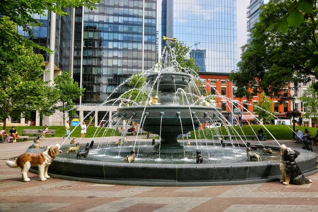 Dog Fountain At Berczy Park In Toronto Dog fountain at Berczy Park in Toronto, Ontario, Canada, on July 08, 2022. The dog fountain is a large, two-tier fountain with cast-iron statues of 27 dogs and a cat are situated around, in, and on the fountain, each spraying water from its mouth. A golden bone sits atop the fountain. Toronto Ontario Canada  Copyright: xCreativexTouchxImagingxLtdx originalFilename: friedman-dogfount220708_npoRc.jpg