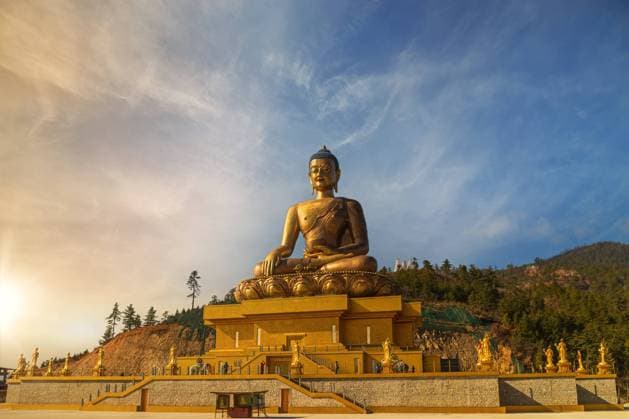 Buddha Dordenma Statue overlooking the city of Thimphu, Bhutan. Buddha Dordenma Statue against sky background. This 169 feet Giant Buddha is one of the tallest Buddhas in the world. Thimphu Bhutan *** Buddha Dordenma Statue mit Blick auf die Stadt Thimphu, Bhutan Buddha Dordenma Statue gegen den Himmel Hintergrund Dieser 169 Fuß große Buddha ist einer der höchsten Buddhas der Welt Thimphu Bhutan Copyright: xx
