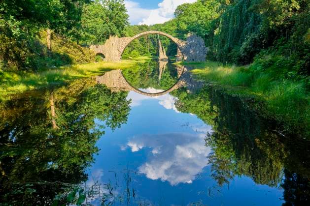 Rakotzbrücke, auch Teufelsbrücke, und Basaltsäulen, die Orgel, im Azaleen- und Rhododendronpark Kromlau, Gablenz, Sachsen, Deutschland, Europa *** Rakotz Bridge, also devil bridge, and basalt columns, the Organ, at Azaleas and Rhododendron Park Kromlau, Gablenz, Saxony, Germany, Europe Copyright: imageBROKER/MichaelxNitzschke ibxtlo08348345.jpg