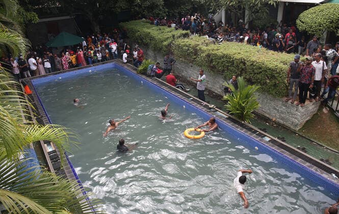 News Themen der Woche KW27 Sri Lanka, Proteste in Colombo Economic Crisis In Sri Lanka. People swim at a swimming pool inside the official residence of the President of Sri Lanka on July 10, 2022, the day after demonstrators entered the President s official residence building in Colombo, Sri Lanka. colombo Sri Lanka  Copyright: xPradeepxDambaragex originalFilename: dambarage-economic220710_npmzt.jpg