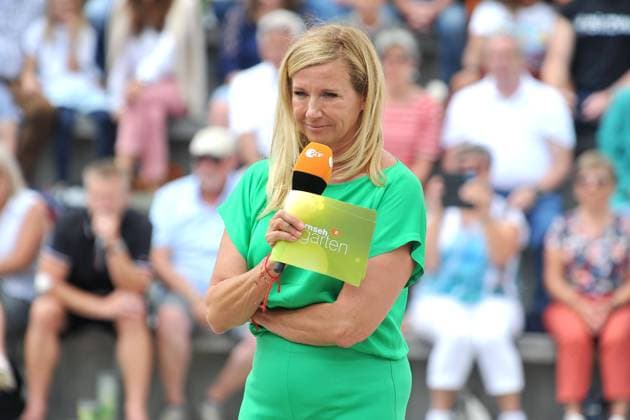 ZDF - Fernsehgarten. Moderatorin Andrea Kiwi Kiewel während der ZDF - Unterhaltungsshow Fernsehgarten am 10.07.2022 in Mainz. 20220710MWI25529