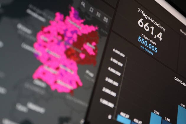 News Bilder des Tages Dashboard des RKI, die 7-Tage-Inzidenz liegt nun bei 661,4 7-Tage-Inzidenz, Dashboard des RKI auf einem Monitor am 11.07.2022 in Siegen Deutschland.