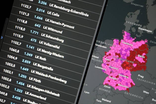 Dashboard des RKI, die 7-Tage-Inzidenz liegt nun bei 661,4 7-Tage-Inzidenz, Dashboard des RKI auf einem Monitor am 11.07.2022 in Siegen Deutschland.