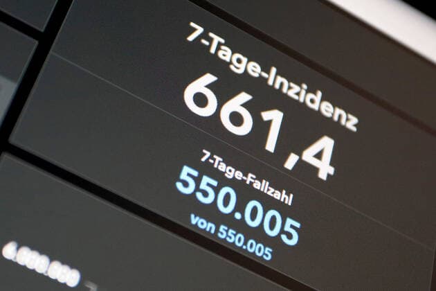 News Bilder des Tages Dashboard des RKI, die 7-Tage-Inzidenz liegt nun bei 661,4 7-Tage-Inzidenz, Dashboard des RKI auf einem Monitor am 11.07.2022 in Siegen Deutschland.