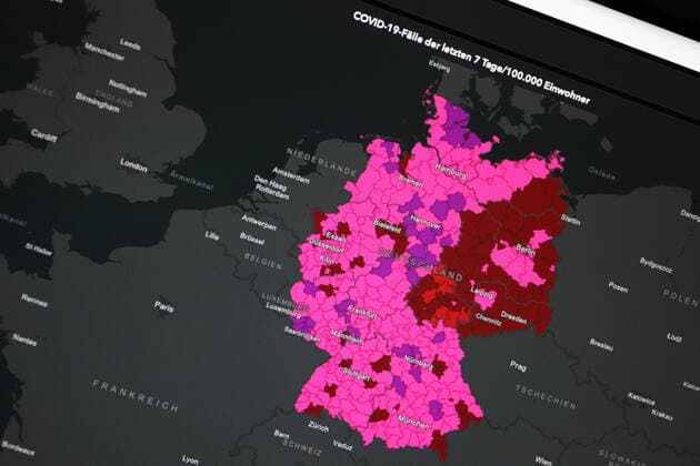 Dashboard des RKI, die 7-Tage-Inzidenz liegt nun bei 661,4 7-Tage-Inzidenz, Dashboard des RKI auf einem Monitor am 11.07.2022 in Siegen Deutschland.
