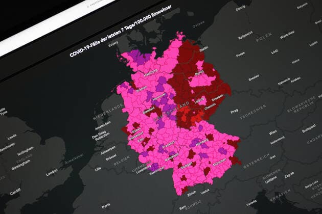 Dashboard des RKI, die 7-Tage-Inzidenz liegt nun bei 661,4 7-Tage-Inzidenz, Dashboard des RKI auf einem Monitor am 11.07.2022 in Siegen Deutschland.