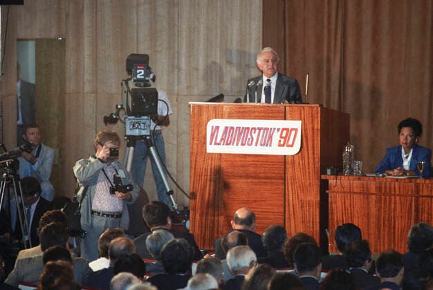 Eduard Shevargnadze 489131 01.09.1990 Member of Presidential Council, Minister of Foreign Affairs of the Soviet Union Eduard Shevargnadze at the plenary session in the course of international meeting on issues of Asia-Pacific region. Oleg Lastochkin Sputnik Vladivostok Primorsky krai region Russia  Copyright: xOlegxLastochkinx