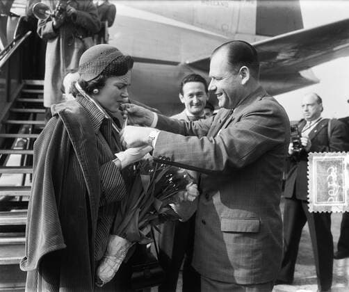 Anefo photo collection. Textile queen Alice Corr from USA at Schiphol. March 19, 1953. Amsterdam, Noord-Holland Copyright: xpiemagsx pienatarchpart1270921-27652 !ACHTUNG AUFNAHMEDATUM GESCHÄTZT!