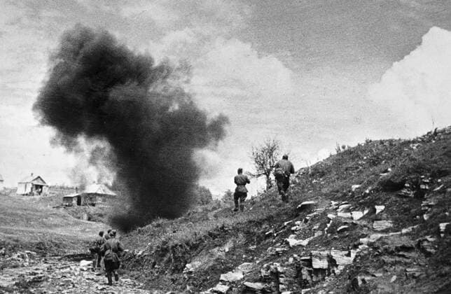 SOLDIERS BATTLE 59418 01.08.1943 Submachine-gunners bypassing from the flank a group of German reconnaissance men. Fedor Sputnik Russia  Copyright: xFedorx