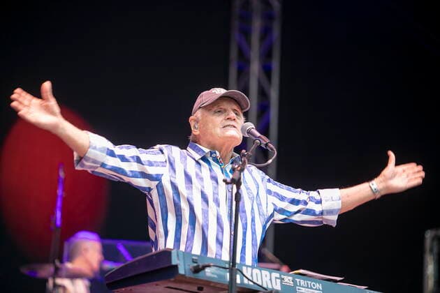 The Beach Boys - Sixty Years of the Sound of Summer mit Bruce Johnston (Keyboards ab 1965, geb. 27. Juni 1942 in Chicago, Illinois, als Billy Baldwin) live während eines Open Air Auftrittes in der Freilichtbühne Junge Garde Dresden.