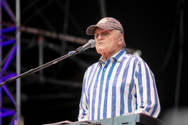 The Beach Boys - Sixty Years of the Sound of Summer mit Bruce Johnston (Keyboards ab 1965, geb. 27. Juni 1942 in Chicago, Illinois, als Billy Baldwin) live während eines Open Air Auftrittes in der Freilichtbühne Junge Garde Dresden.