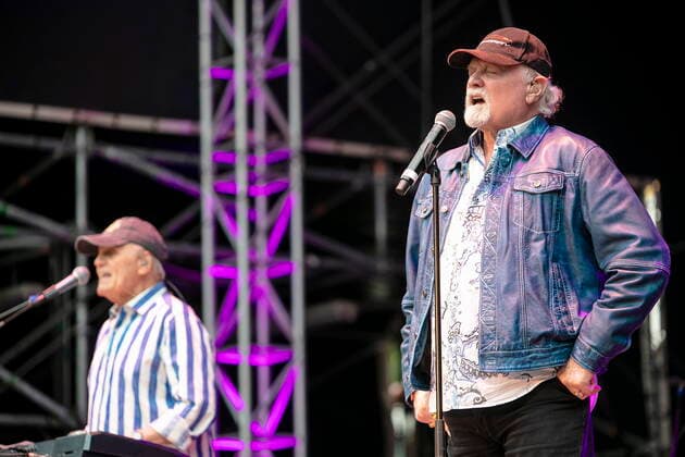 The Beach Boys - Sixty Years of the Sound of Summer mit Bruce Johnston (li., Keyboards ab 1965, geb. 27. Juni 1942 in Chicago, Illinois, als Billy Baldwin) und dem letzten verbliebenen Gründungsmitglied Mike Love (re., Leadgesang, geb. 15. März 1941 in Los Angeles, Kalifornien als Michael Edward Love) live während eines Open Air Auftrittes in der Freilichtbühne Junge Garde Dresden.
