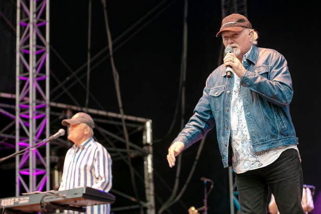 The Beach Boys - Sixty Years of the Sound of Summer mit Bruce Johnston (li., Keyboards ab 1965, geb. 27. Juni 1942 in Chicago, Illinois, als Billy Baldwin) und dem letzten verbliebenen Gründungsmitglied Mike Love (re., Leadgesang, geb. 15. März 1941 in Los Angeles, Kalifornien als Michael Edward Love) live während eines Open Air Auftrittes in der Freilichtbühne Junge Garde Dresden.