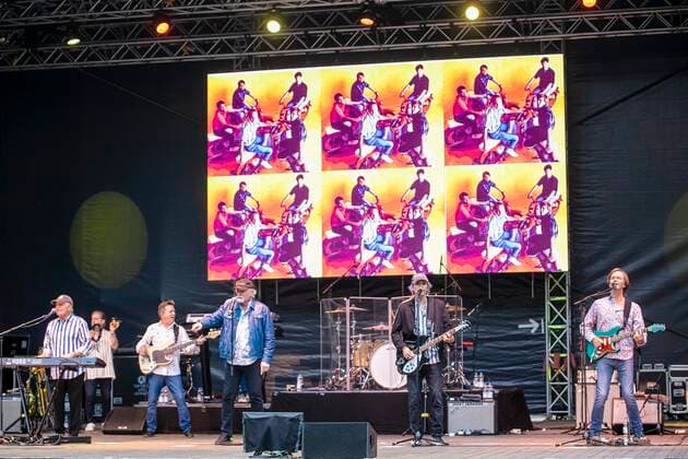 The Beach Boys - Sixty Years of the Sound of Summer mit dem letzten verbliebenen Gründungsmitglied Mike Love (geb. 15. März 1941 in Los Angeles, Kalifornien als Michael Edward Love) live während eines Open Air Auftrittes in der Freilichtbühne Junge Garde Dresden.