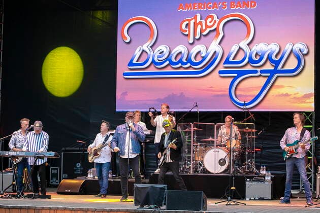 The Beach Boys - Sixty Years of the Sound of Summer mit dem letzten verbliebenen Gründungsmitglied Mike Love (geb. 15. März 1941 in Los Angeles, Kalifornien als Michael Edward Love) live während eines Open Air Auftrittes in der Freilichtbühne Junge Garde Dresden.