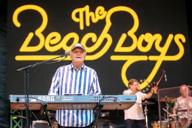 The Beach Boys - Sixty Years of the Sound of Summer mit Bruce Johnston (Keyboards ab 1965, geb. 27. Juni 1942 in Chicago, Illinois, als Billy Baldwin) live während eines Open Air Auftrittes in der Freilichtbühne Junge Garde Dresden.