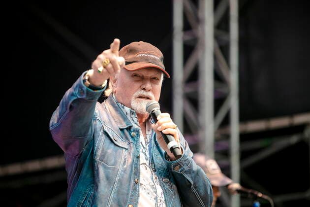 The Beach Boys - Sixty Years of the Sound of Summer mit dem letzten verbliebenen Gründungsmitglied Mike Love (Leadgesang, geb. 15. März 1941 in Los Angeles, Kalifornien als Michael Edward Love) live während eines Open Air Auftrittes in der Freilichtbühne Junge Garde Dresden.