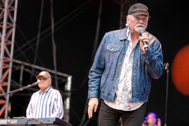 The Beach Boys - Sixty Years of the Sound of Summer mit Bruce Johnston (li., Keyboards ab 1965, geb. 27. Juni 1942 in Chicago, Illinois, als Billy Baldwin) und dem letzten verbliebenen Gründungsmitglied Mike Love (re., Leadgesang, geb. 15. März 1941 in Los Angeles, Kalifornien als Michael Edward Love) live während eines Open Air Auftrittes in der Freilichtbühne Junge Garde Dresden.
