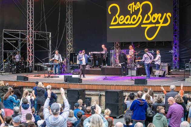 The Beach Boys - Sixty Years of the Sound of Summer mit dem letzten verbliebenen Gründungsmitglied Mike Love (geb. 15. März 1941 in Los Angeles, Kalifornien als Michael Edward Love) live während eines Open Air Auftrittes in der Freilichtbühne Junge Garde Dresden.